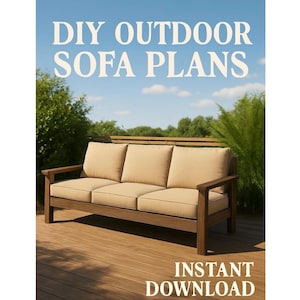 Op de afbeelding: Een houten buitenzitbank met drie beige kussens en een houten frame. De afbeelding bevat de tekst "DIY OUTDOOR SOFA PLANS" en "INSTANT DOWNLOAD" tegen een achtergrond van een blauwe lucht en groen.