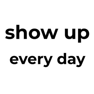 Op de afbeelding: Een minimalistisch ontwerp met de woorden "show up every day" in vette, zwarte letters tegen een heldere witte achtergrond. De tekst is gecentreerd en duidelijk leesbaar, wat een boodschap van consistentie overbrengt.