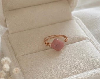 Koppartrådslindad röd träjaspisring, Boho/Hippie-stil, Elegant ring, Eleganta smycken - Storlek 6