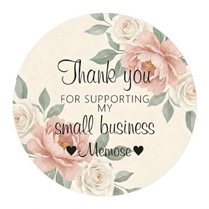 Puede incluir: Una pegatina redonda con el texto "Thank you for supporting my small business Memose" en escritura negra. Est&aacute; decorada con rosas rosas y blancas y hojas verdes sobre un fondo crema.