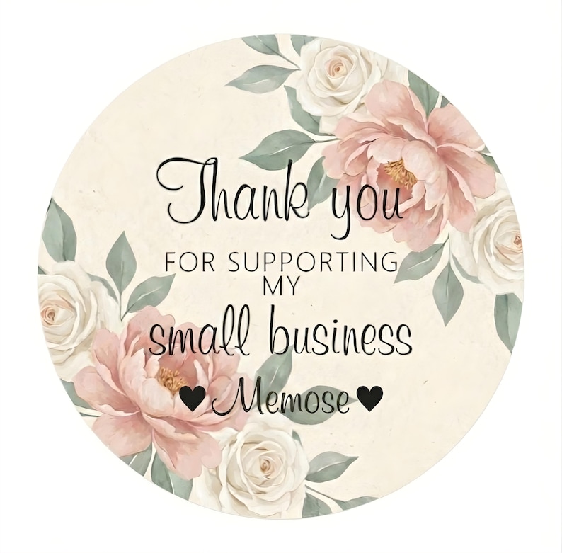 Puede incluir: Una pegatina redonda con el texto "Thank you for supporting my small business Memose" en escritura negra. Est&aacute; decorada con rosas rosas y blancas y hojas verdes sobre un fondo crema.
