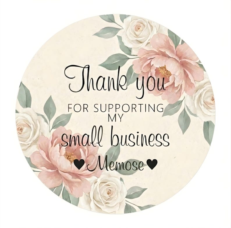 Może przedstawiać: Okrągła naklejka z napisem "Thank you for supporting my small business Memose" czcionką. Ozdobiona r&oacute;żowymi i białymi kwiatami oraz zielonymi liśćmi na kremowym tle.