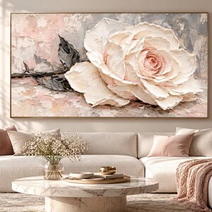 Könnte beinhalten: Ein rechteckiges Wandbild mit einer großen, strukturierten Impasto-Rose in Creme-, Blassrosa- und sanften Grautönen. Das Gemälde zeigt dicke, geschichtete Pinselstriche und ein markantes dunkelgraues Blatt auf der linken Seite.