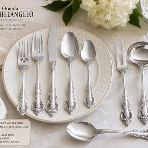 Puede incluir: Un juego de cubiertos de acero inoxidable Oneida Michelangelo con mangos florales ornamentados. La colección incluye un servicio de mesa de 5 piezas, un tenedor para carne, un cucharón y una cuchara de servir de 21,27 cm.