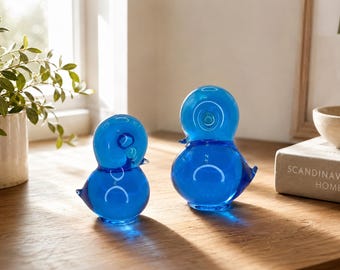 Statuette vintage di uccelli in vetro artistico blu FM Konstglas – Decorazione scandinava in stile Mid-Century Modern soffiata a mano