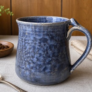 Vintage Studio Pottery Blå Kristallglasyrmugg Handgjord Signerad 10 cm