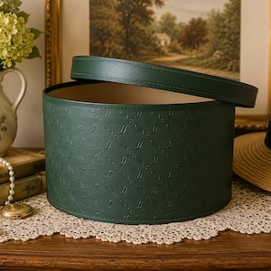 Caja redonda para sombreros verde vintage / Caja de almacenamiento repujada / Mediados de siglo