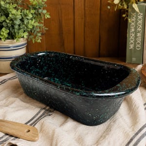 Teglia da pane vintage Bennington Potters n. 1874, in gres con decorazioni agata nere su sfondo verde.