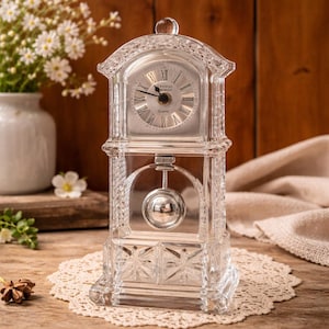 Reloj de repisa Godinger Crystal Legends: cristal de plomo al 24 %, cuarzo de 26 cm.