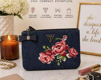 Cartera de mano Guess de mezclilla estilo vintage con bordado floral de rosas, estilo vaquero azul, 9x7