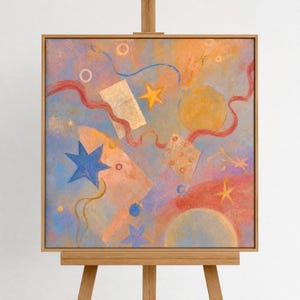 Puede incluir: Pintura abstracta con marco de madera. La obra presenta una mezcla de formas, incluyendo estrellas, círculos y rectángulos, en tonos azules, naranjas y amarillos. Líneas onduladas rojas y azules añaden movimiento a la composición. La pintura se exhibe en un caballete de madera.