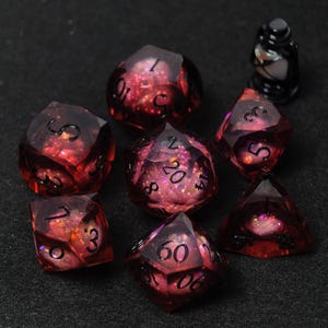 Juego de dados de núcleo líquido Luna de Sangre, dados de resina multifacéticos de color rojo intenso para Dungeons and Dragons, dados góticos para DnD, regalos para jugadores