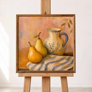 Op de afbeelding: Een ingelijst stilleven schilderij met twee gele peren en een crèmekleurige kan met blauwe bloemmotieven. Het schilderij bevat ook een blauw-wit gestreepte doek. Het kunstwerk wordt tentoongesteld op een houten ezel.