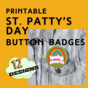 Può includere: Una tazza di ceramica bianca con manico nero e la scritta "But First, Coffee" in grassetto nero. La tazza è posta su uno sfondo sfocato, che ne evidenzia il design pulito.