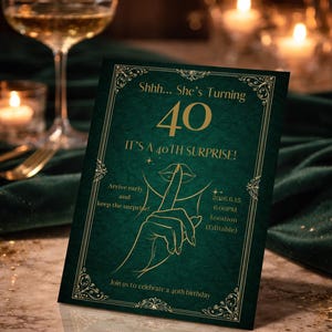 以下が含まれることがあります： 金色のアクセントが付いたエメラルドグリーンの40歳の誕生日招待状。「Shhh... She's Turning 40」と「It's a 40th Surprise!」の文字が特徴です。唇に指を当てた手のイラスト。日付、時間、場所が含まれています。