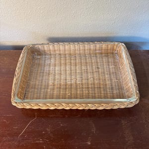 Fuente de vidrio Pyrex vintage de 3 cuartos con asa de mimbre – Decoración de cocina estilo MCM