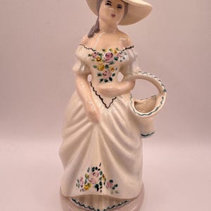 Puede incluir: Un juego de tres tazas de cerámica con un acabado mate moteado. Las tazas son de color crema, gris claro y gris oscuro. Cada taza tiene un diseño simple y minimalista.