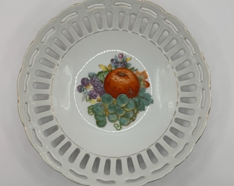 Vintage porseleinen fruitschaal met netvormig patroon, handgeschilderd fruit en gouden rand