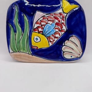 Salvamanteles de cerámica con diseño de pez pintado a mano de La Musa – Cerámica de mayólica italiana, decoración costera mediterránea.