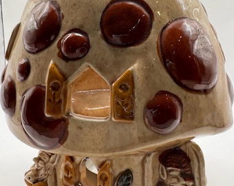 Raro portavelas de cerámica vintage con forma de seta y figuras de gnomos.