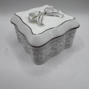 Vintage Wedgwood Celestial Platinum Bone China Trinket Box – 3D Bow Accent Keepsake