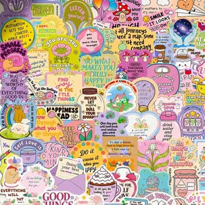 Könnte beinhalten: Eine Sammlung farbenfroher Aufkleber mit inspirierenden Zitaten und skurrilen Illustrationen. Designs umfassen Blumenmotive, Pilze, Regenbogen und motivierende Sätze wie "Good Things Take Time."