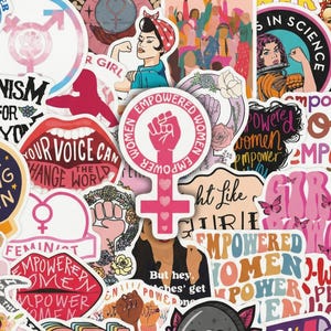 Pode incluir: Uma coleção de autocolantes coloridos com temas feministas e de empoderamento. Os designs incluem o símbolo feminino, punhos erguidos e textos como "Mulheres Empoderadas" e "A Sua Voz Pode Mudar o Mundo". Os autocolantes apresentam várias cores e ilustrações.