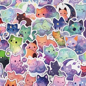 Puede incluir: Una colección de pegatinas troqueladas que presentan varios gatos en paletas de colores de galaxias y nebulosas. Los gatos aparecen en diversas posturas, como durmiendo, sentados y jugando, rodeados de estrellas, lunas crecientes y planetas.