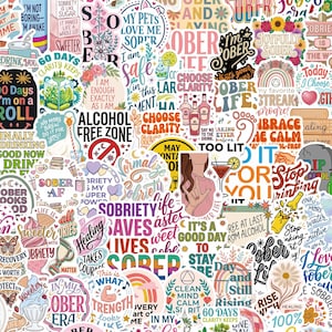Könnte beinhalten: Eine Sammlung bunter Aufkleber mit verschiedenen motivierenden Sprüchen über Nüchternheit, darunter Texte wie 'Sober AF', 'Alcohol Free Zone' und 'Choose Clarity', verziert mit Illustrationen von Blumen, Regenbögen und Getränken.
