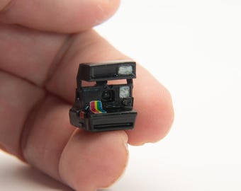 Cámara Polaroid en miniatura a escala 1:12 / Decoración vintage para casa de muñecas, detalle de rayas arcoíris