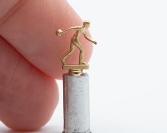 Trofeo de bolos en miniatura / Escala 1:12 / Decoración deportiva para casa de muñecas