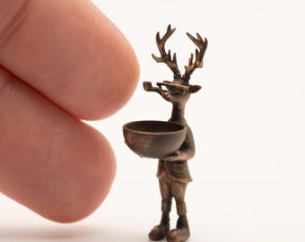 Figura de ciervo en miniatura a escala 1:12 / El anfitrión / Decoración para estantería de casa de muñecas / Escultura antropomórfica de bronce