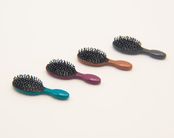 Cepillo de pelo miniatura a escala 1:12 / 8 colores disponibles / Accesorio de baño para casa de muñecas / Decoración moderna para tocador de casa de muñecas