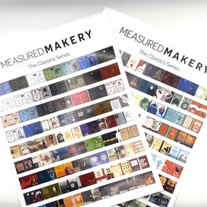 Può includere: Due fogli bianchi con la scritta "MEASURED MAKERY" e "The Classics Series" stampata in nero. I fogli sono ricoperti da file di copertine di libri in miniatura di vari colori e design.