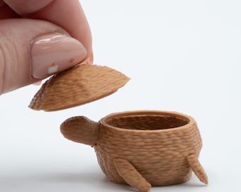 Cesta miniatura de tortuga marina a escala 1:12 / Cesta de almacenamiento tejida / Decoración moderna para casa de muñecas / Detalle decorativo para sala de estar de estilo costero