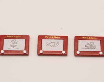 Juguete en miniatura a escala 1:12 inspirado en Etch-a-Sketch / Juego retro para casa de muñecas / Decoración Sketch-a-Sketch