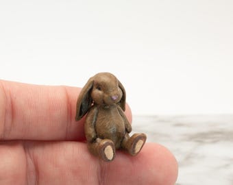Conejo de peluche en miniatura a escala 1:12 / Animal de peluche con orejas caídas para casa de muñecas / Decoración para guardería de casa de muñecas