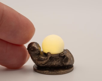 Lámpara miniatura de nutria a escala 1:12 / Luz LED funcional / Escultura para casa de muñecas / Interruptor magnético / Acabado bronce