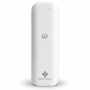 Puede incluir: Un difusor de aceites esenciales blanco y rectangular con bordes redondeados. Cuenta con un pequeño botón, un punto diminuto y la marca "ESSENTIQUE" con un logotipo de hoja. El dispositivo está diseñado para aromaterapia.