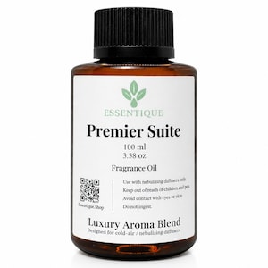 Könnte beinhalten: Eine braune Glasflasche mit Premier Suite Duftöl. Das Etikett lautet "ESSENTIQUE", "Premier Suite", "100 ml", "3.38 oz" und "Fragrance Oil". Die Flasche hat einen schwarzen Deckel und ist für Kaltluft-/Zerstäuber konzipiert.
