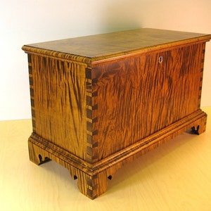 Tiger Maple Childs Size Miniature Blanket Chest afbeelding 3