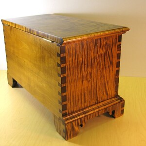 Tiger Maple Childs Size Miniature Blanket Chest afbeelding 4