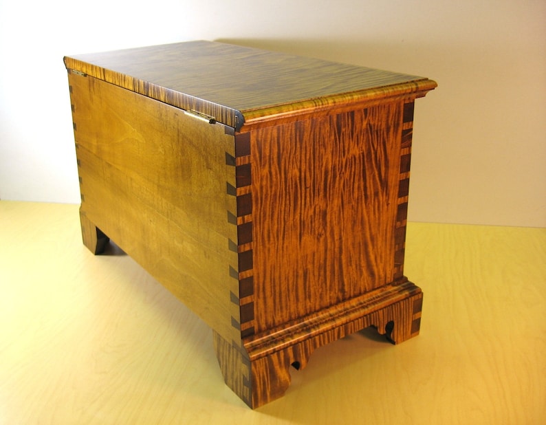Tiger Maple Childs Size Miniature Blanket Chest afbeelding 4