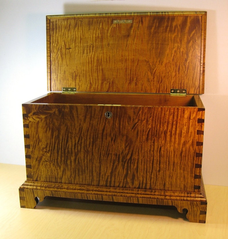 Tiger Maple Childs Size Miniature Blanket Chest afbeelding 2