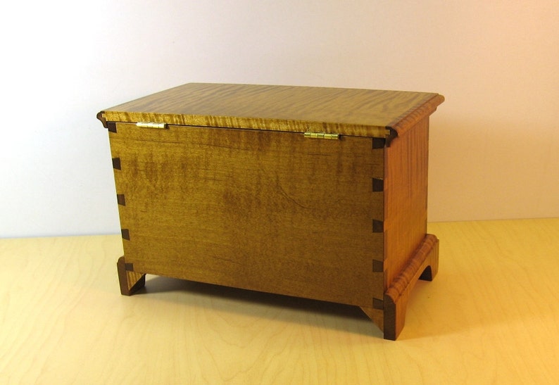 Tiger Maple Miniature Keepsake Box with Lock and lift out Tray image 5