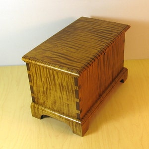 Tiger Maple Miniature Keepsake Box with Lock and lift out Tray image 4