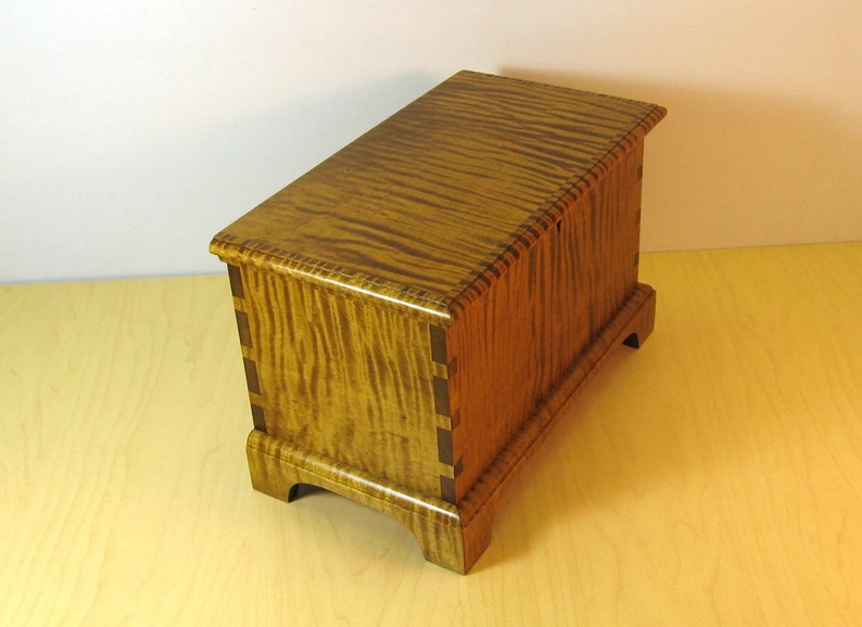 Tiger Maple Miniature Keepsake Box with Lock and lift out Tray image 4