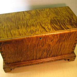 Tiger Maple Childs Size Miniature Blanket Chest afbeelding 5