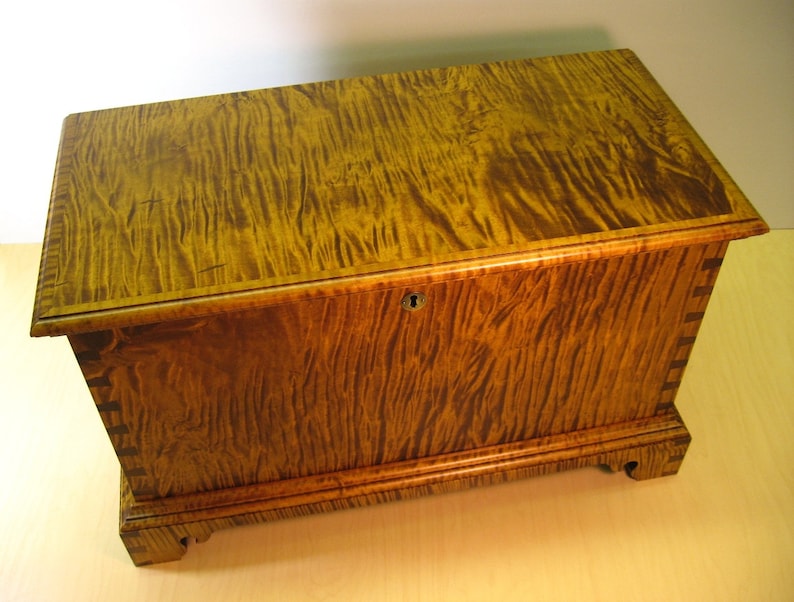 Tiger Maple Childs Size Miniature Blanket Chest afbeelding 5