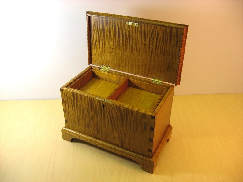 Tiger Maple Miniature Keepsake Box with Lock and lift out Tray image 3